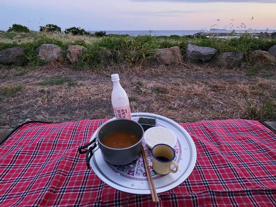 태봉왓캠핑장에서 된장국·밥 등으로 소박한 밥상을 차렸다. 백패킹 때는 단출하게 먹는 게 좋다.