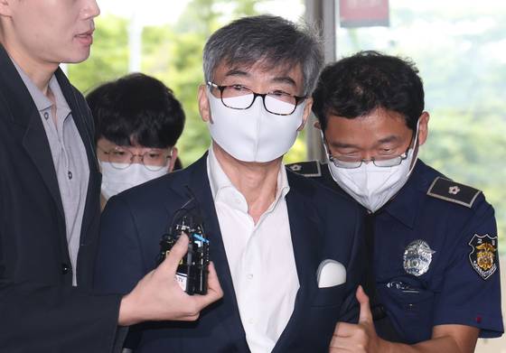 이종호 전 블랙펄인베스트 대표가 지난 12일 오전 참고인 신분으로 조사를 받기 위해 서울 서초구 이명현 순직해병 특별검사팀 사무실에 출석하고 있다. 뉴스1