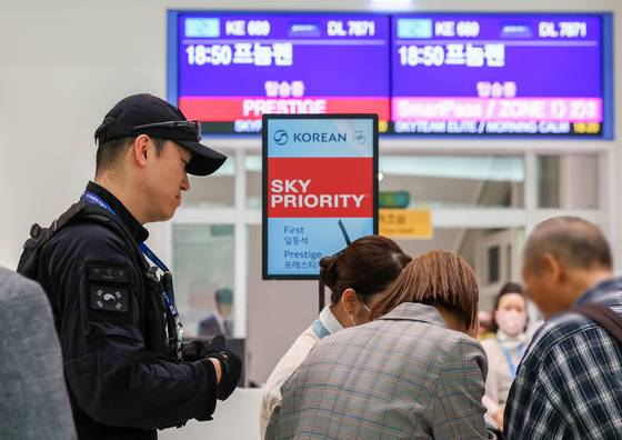캄보디아에서 한국인 납치·구금 사태가 발생해 논란을 빚고 있는 가운데 15일 인천국제공항 제2여객터미널 탑승구에서 인천국제공항 경찰단 대테러기동대 대원들과 안보팀 관계자들이 캄보디아행 항공편 한국인 승객들을 대상으로 위험방지를 위해 질의응답 등 안전활동을 하고 있다. 연합뉴스