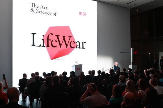 지난 9월 15일, 유니클로는 미국 시장 진출 20주년을 기념해 모마에서 ‘라이프웨어의 아트 & 사이언스(The Art and Science of LifeWear)’ 행사를 개최했다. 사진 유니클로