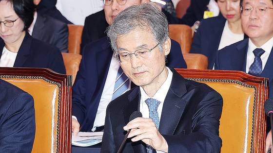 조희대 대법원장이 13일 열린 법제사법위원회의 대법원 등에 대한 국정감사에 출석해 자리하고 있다. 연합뉴스