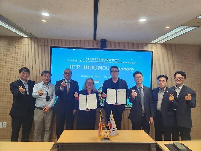 왼쪽 셋째 리시르 바시르 UIUC 공과대학 학장, 왼쪽에서 여섯째 홍진배 정보통신기획평가원 원장.