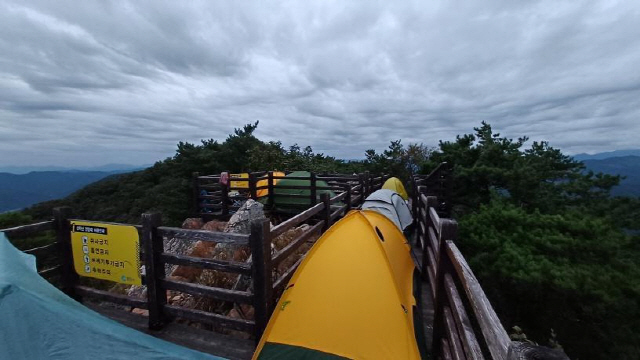 ▲ 인터넷 커뮤니티인 보배드림에 올라온 삼악산 전망대 모습. 텐트로 인해 통행로가 막혀있는 모습이다. 출처 보배드림