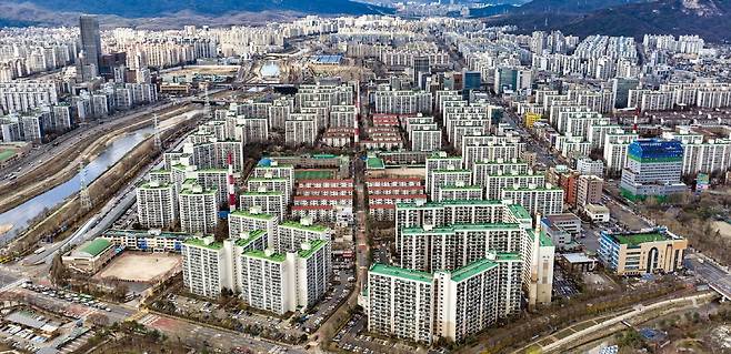 < 혼란 빠진 수도권 정비사업 > 정부의 ‘10·15 부동산 대책’으로 서울 내 214개 재건축·재개발 구역에서 조합원 지위양도가 제한되는 등 수도권 정비사업 현장이 큰 혼란에 빠졌다. 서울 상계동 일대 재건축 단지 모습.  /한경DB