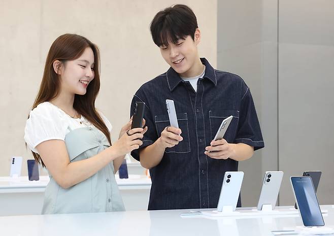 삼성전자 모델들이 ‘삼성 강남’에서 ‘갤럭시 S25 엣지’의 초슬림 디자인을 체험하고 있다. 사진=삼성전자 제공