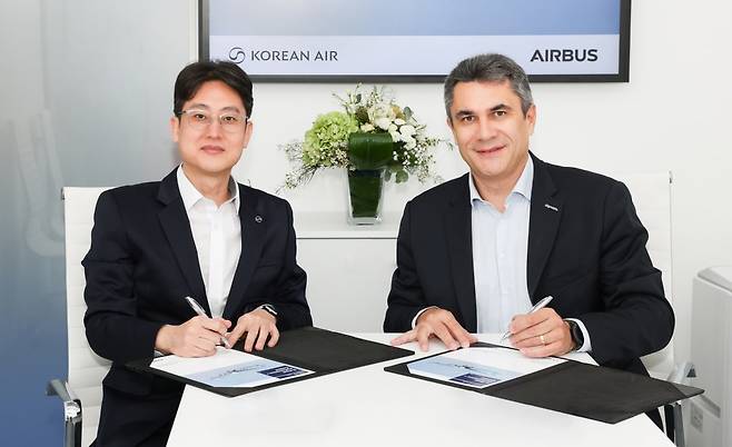 오종훈 대한항공 예지정비팀장(왼쪽)과 파브리스 비욤(Fabrice Villaume) 에어버스 디지털 서비스 성장·혁신 책임자가 계약 체결 후 기념촬영을 하고 있는 모습./사진=대한항공