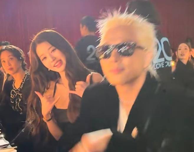 유명 연예인들이 유방암 인식 개선 행사인 '러브 유어 더블유'를 즐기고 있다. /사진=W 코리아 인스타그램 캡처