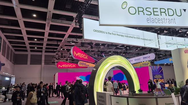 17일(현지시간) 유럽종양학회(ESMO)가 개막한 독일 베를린 메세 전시장에 차려진 글로벌 빅파마 부스들이 행사를 찾은 관람객들로 붐비고 있다./ 송영찬 기자