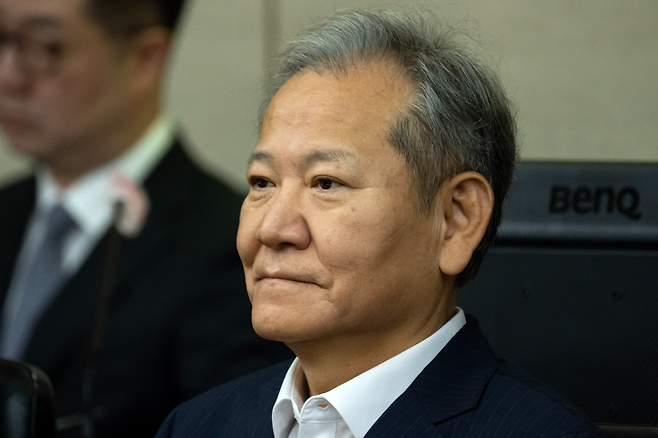 이상민 전 행정안전부 장관이 17일 서울 서초구 서울중앙지법에서 열린 내란 중요임무 종사 등 혐의 첫 공판기일에 출석해 피고인석에 앉아 있다. 사진공동취재단