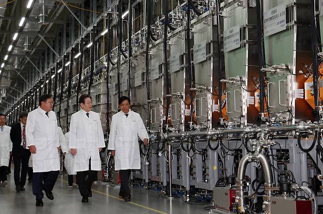 Then-Democratic Party leader Lee Jae Myung, center, and party officials visit the Rare Isotope Science Project at the Institute for Basic Science (IBS) in Yuseong District, Daejeon, on November 15, 2023, to inspect the RAON heavy ion accelerator facility. [JOINT PRESS CORPS]