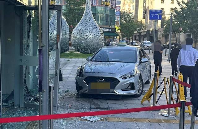 17일 인천 계양구 작전동에서 택시가 세종병원 건물을 들이받아 2명이 다쳤다. 연합뉴스