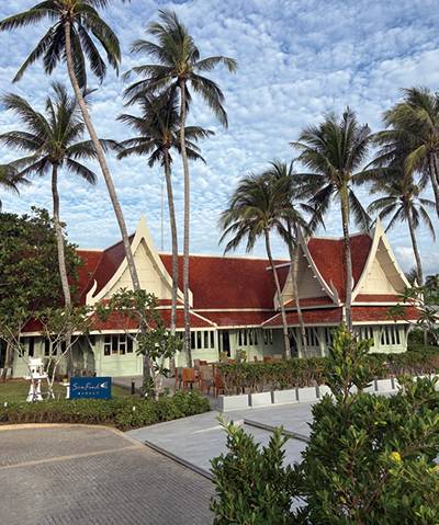 신선한 해산물에 중점을 둔 정통 태국 음식 레스토랑 반 탈레이.