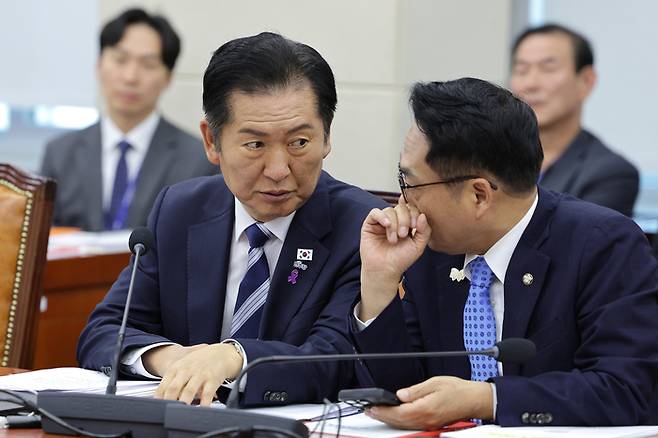 정청래 더불어민주당 대표와 박선원 의원이 17일 서울 여의도 국회 국방위원회에서 열린 방위사업청 등에 대한 국정감사에서 대화하고 있다. [사진 뉴스1]
