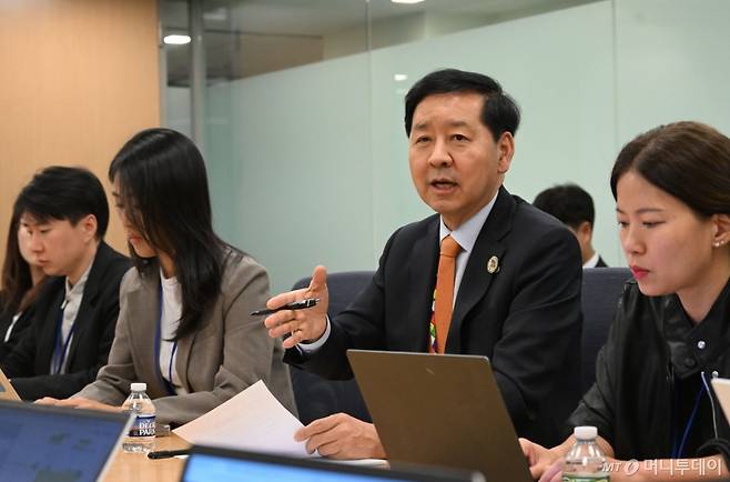 구윤철 부총리 겸 기획재정부 장관이 미국 워싱턴 D.C. IMF(국제통화기금) 본부에서 동행기자단과 기자간담회를 하고 있다./사진제공=기재부