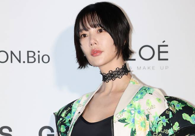 배우 클라라가 결혼 6년 만에 파경을 맞았다. 사진은 지난 2월 서울 중구 동대문디자인플라자(DDP)에서 열린 ‘2025 F/W서울패션위크’ ‘그리디어스’ 컬렉션에 참석한 배우 클라라. /사진=뉴스1