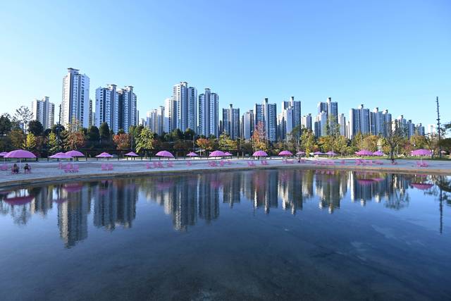 17일 오전 서울 송파구 잠실 한강공원 물놀이장에 모래, 분홍색 의자, 파라솔 등을 갖춘 ‘잠실비치’가 조성돼 있다.  문호남 기자