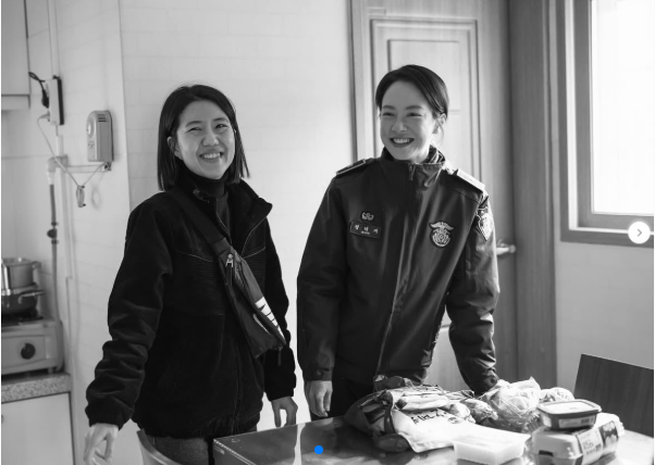 영화 '만남의 집' 차정윤(왼쪽) 감독과 배우 송지효. /송지효 소셜미디어, 마노 엔터테인먼트