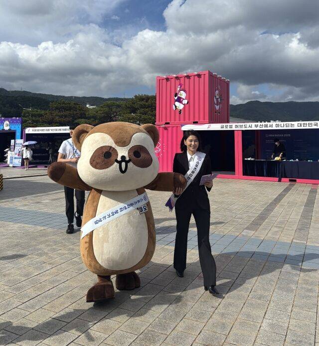 박지영 이사장이 전국체전 현장에서 직접 상담을 벌이고 있다. /스포츠윤리센터 제공