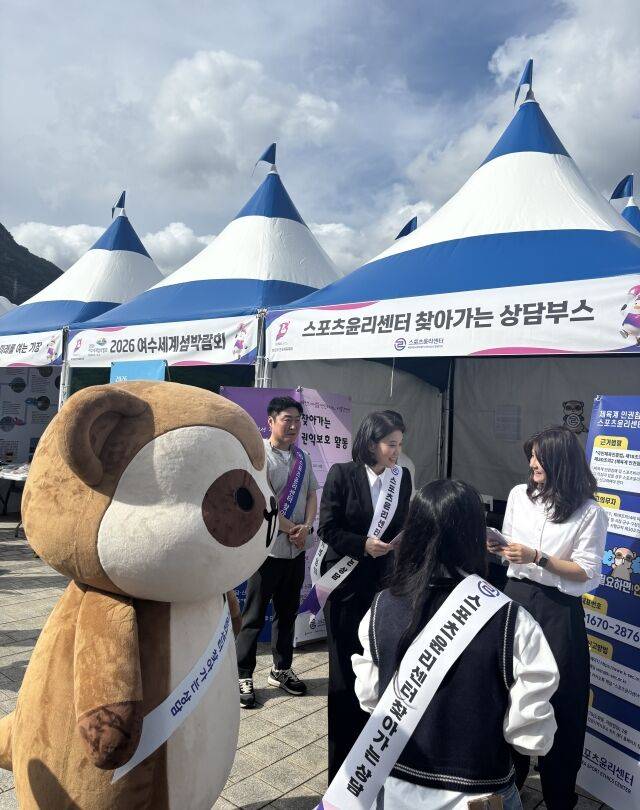 참석자들과 이야기를 나누는 박지영 이사장(가운데). /스포츠윤리센터 제공