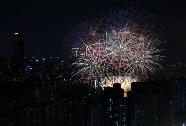 27일 오후 서울 여의도 한강공원에서 열린 ‘2025 서울세계불꽃축제’에서 화려한 불꽃이 밤하늘을 수놓고 있다. [연합]