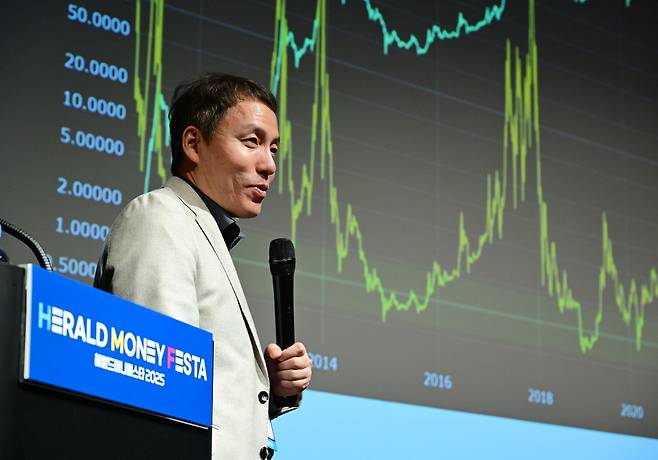 오태민 오태버스(주)대표이사가 16일 오전 서울 강남구 코엑스 그랜드볼룸에서 열린 ‘헤럴드머니페스타 2025’ 에서 ‘크립토 제도화가 몰고올 글로벌 금융혁신’의 주제로 강연을 하고 있다.  오는 17일까지 양일간 열리는 ‘헤럴드머니페스타 2025’는 ‘웰스 내비게이션’ 주제로 돈의 흐름과 자산의 맥을 짚어나가는 축제의 자리로 처음으로 월급을 모으는 2030 재테크 초심자부터 자산 승계나 절세를 염두에 둔 5060 재테크 고수까지 다양한 계층을 위한 주식·부동산·금융상품·절세·가상자산 등 재테크와 관련한 모든 정보가 총망라된다. 이상섭 기자