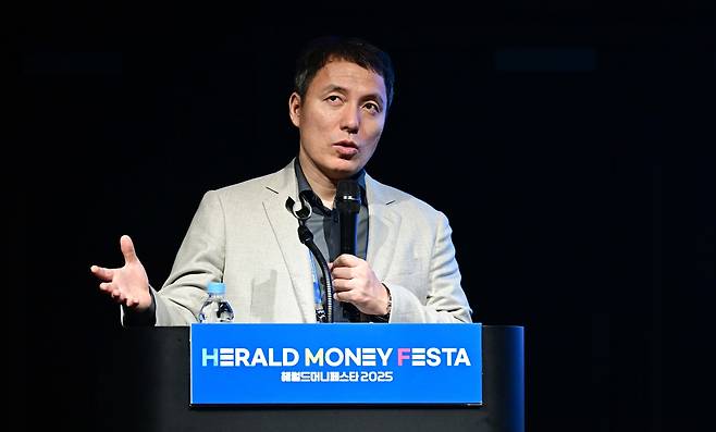 오태민 오태버스(주)대표이사가 16일 오전 서울 강남구 코엑스 그랜드볼룸에서 열린 ‘헤럴드머니페스타 2025’ 에서 ‘크립토 제도화가 몰고올 글로벌 금융혁신’의 주제로 강연을 하고 있다.  오는 17일까지 양일간 열리는 ‘헤럴드머니페스타 2025’는 ‘웰스 내비게이션’ 주제로 돈의 흐름과 자산의 맥을 짚어나가는 축제의 자리로 처음으로 월급을 모으는 2030 재테크 초심자부터 자산 승계나 절세를 염두에 둔 5060 재테크 고수까지 다양한 계층을 위한 주식·부동산·금융상품·절세·가상자산 등 재테크와 관련한 모든 정보가 총망라된다. 이상섭 기자