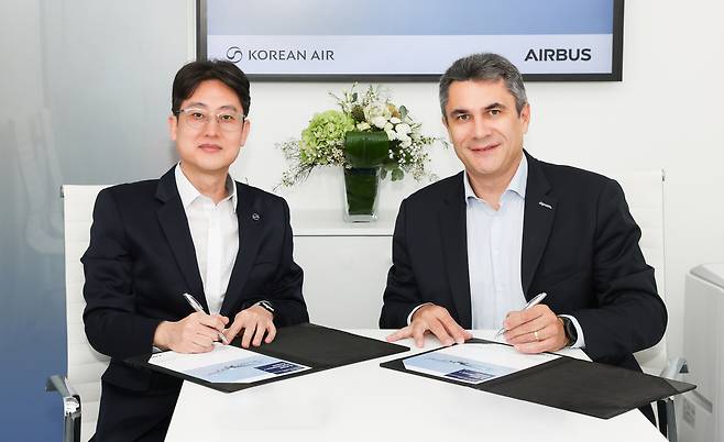오종훈(왼쪽) 대한항공 예지정비팀장과 파브리스 비욤 에어버스 디지털 서비스 성장·혁신 책임자가 계약 체결 후 기념 촬영을 하고 있다. [대한항공 제공]