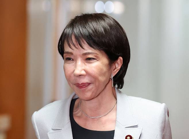 16일(현지시간) 일본 도쿄 자민당 본부에서 당 관계자들과의 회의를 마친 뒤 다카이치 사나에 자민당 총재가 회의장을 떠나고 있다. [로이터]