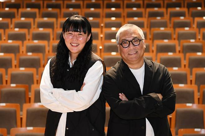 그리스 신화 다룬 5부작 ‘안트로폴리스’ 1부 ‘프롤로그/디오니소스’ 연출을 맡은 윤한솔(오른쪽), 2부 연출을 맡은 김수정 [국립극단 제공]