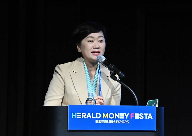 이은정 하나은행 하나더넥스트본부 본부장이 ‘나를 위한 은퇴솔루션, 가족을 위한 상속증여솔루션’ 주제로 강연하고 있다. 임세준 기자