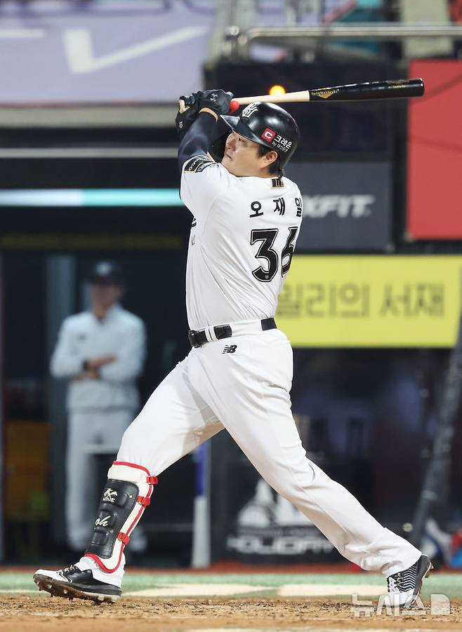 [수원=뉴시스] 김금보 기자 = 8일 경기도 수원케이티위즈파크에서 열린 2024 KBO 포스트시즌 준플레이 오프 3차전 LG 트윈스와 kt 위즈의 경기, 3회말 1사 1,3루 kt 오재일이 동점 희생플라이를 치고 있다. 2024.10.08. kgb@newsis.com