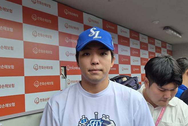 [대전=뉴시스]문채현 기자=프로야구 삼성 라이온즈의 내야수 김영웅이 17일 대전 한화생명볼파크에서 펼쳐지는 2025 신한 쏠뱅크 KBO 포스트시즌 한화 이글스와의 플레이오프(PO·5전3선승제)  1차전을 앞두고 취재진을 만나 인터뷰를 진행한 뒤 사진을 찍고 있다. 2025.10.17. dal@newsis.com *재판매 및 DB 금지