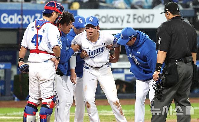 [대구=뉴시스] 이무열 기자 = 13일 대구 수성구 삼성라이온즈파크에서 열린 2025 신한 SOL 뱅크 KBO 포스트시즌 준플레이오프 3차전 SSG 랜더스와 삼성 라이온즈의 경기, 8회초 삼성 3루수 김영웅이 수비 도중 허리 부상을 당해 고통스러워하고 있다. 2025.10.13. lmy@newsis.com