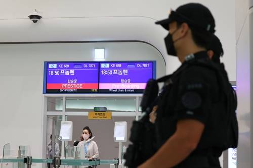 15일 캄보디아행 항공편 탑승구 앞 대기중인 경찰 [연합뉴스]