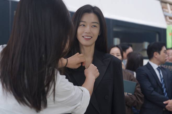 디즈니플러스(+) 시리즈 '북극성'을 연출한 김희원 감독은 배우 전지현에 대해 "오늘 밤이든 새벽이든 촬영이 끝난 후에도 내일 아침에 건강하고 아름다운 모습으로 이 배우를 다시 만날 수 있다는 확신을 주었다"며 "스태프들에게 이루 말 할 수 없는 안정감"이라고 밝혔다. 월트디즈니 컴퍼니 코리아 제공