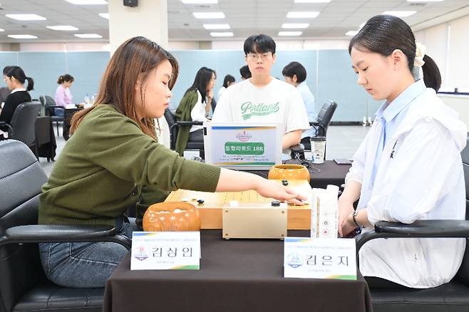2025시즌 다승왕에 오른 김은지 9단(사진 오른쪽). 한국기원 제공