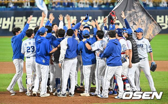 [OSEN=대구, 이석우 기자] 삼성 라이온즈가 14일 대구 삼성라이온즈파크에서 열린 2025 신한 SOL뱅크 KBO 준플레이오프 4차전 경기에서 SSG 랜더스를 꺾고 플레이오프에 진출했다.  삼성은 후라도의 7이닝 무실점 호투와 디아즈의 극적인 쐐기 2점 홈런을 앞세워 SSG에 5-2로 승리했다.삼성 라이온즈 선수들이 승리를 결정짓고 마운드에서 기쁨을 나누고 있다. 2025.10.14 / foto0307@osen.co.kr