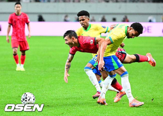 [OSEN=서울월드컵경기장, 지형준 기자] 세계의 벽은 높았다. 결과는 0-5 대패였다.홍명보&nbsp;감독이 이끄는 대한민국 남자 축구 국가대표팀은 10일 서울월드컵경기장에서 '세계 최강' 브라질을&nbsp;상대로 A매치&nbsp;평가전을 치러&nbsp;이스테방(첼시)과 호드리구(레알 마드리드)에게 나란히 2골을 허용하면서 0-5로 대패했다.후반 한국 카스트로프가 브라질 수비 사이로 드리블을 하고 있다. 2025.10.10 /jpnews@osen.co.kr