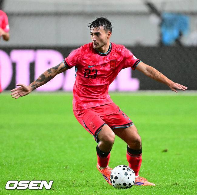 [OSEN=서울월드컵경기장, 지형준 기자] 세계의 벽은 높았다. 결과는 0-5 대패였다.홍명보 감독이 이끄는 대한민국 남자 축구 국가대표팀은 10일 서울월드컵경기장에서 '세계 최강' 브라질을 상대로 A매치 평가전을 치러 이스테방(첼시)과 호드리구(레알 마드리드)에게 나란히 2골을 허용하면서 0-5로 대패했다.후반 한국 카스트로프 옌스가 패스할 곳을 찾고 있다. 2025.10.10 /jpnews@osen.co.kr