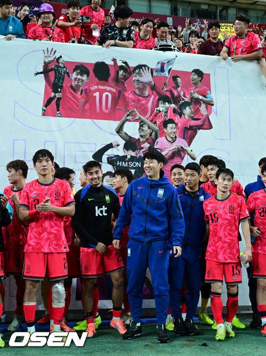 [OSEN=서울월드컵경기장, 조은정 기자]한국 축구가 안방에서 '남미 강호' 파라과이를 물리치며 사상 최초의 2026 국제축구연맹(FIFA) 북중미 월드컵 포트 2 확보에 청신호를 켰다.한국 축구대표팀은 14일 오후 8시&nbsp;서울월드컵경기장에서 열린 A매치&nbsp;친선 경기에서 파라과이를 2-0으로 제압했다. 지난 10일 일본 원정에서 2-2로 비기고 온 파라과이는 한국에 덜미를 잡히며 10월 아시아 투어를 1무 1패로 마감하게 됐다.대한민국 대표팀이 손흥민의 7번 등번호 현수막 앞에서 승리 기념 촬영을 하고 있다. 2025.10.14 /cej@osen.co.kr