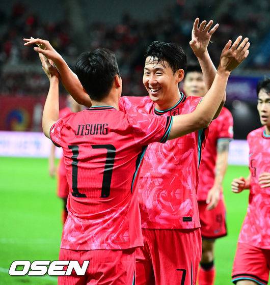[OSEN=서울월드컵경기장, 지형준 기자]홍명보 감독이 이끄는 대한민국 대표팀과 파라과이의 A매치 평가전이 14일 오후 서울월드컵경기장에서 열렸다.'남미 강호' 파라과이는 지난 10일 일본 원정에서 2-2 무승부를 거두고 온 팀이다. 이번 경기는 홍명보호의 2026 북중미 월드컵 포트 배정을 두고도 중요한 일전이다.&nbsp;현재 한국은 오스트리아, 호주, 에콰도르와 치열한&nbsp;포트 2 막차 경쟁을 벌이고 있다.전반 한국 엄지성이 선제골을 넣고 손흥민과 기뻐하고 있다. 2025.10.14. /jpnews@osen.co.kr