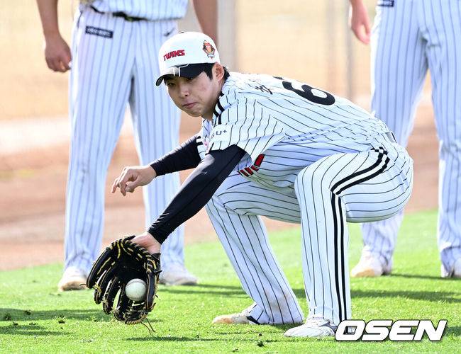 [OSEN=애리조나(미국), 이대선 기자] 14일(한국시간) 미국 애리조나주 스코츠데일 인디언스쿨 파크 베이스볼필드에서 LG 트윈스의 1차 스프링캠프가 진행됐다. LG 신인 추세현이 훈련을 하고 있다. 2025.02.14 / sunday@osen.co.kr