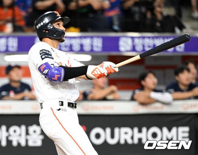 [OSEN=대전, 이대선 기자] 3회말 무사 2루에서 한화 리베라토가 우월 투런 홈런을 치고 있다.  2025.08.19 /sunday@osen.co.kr