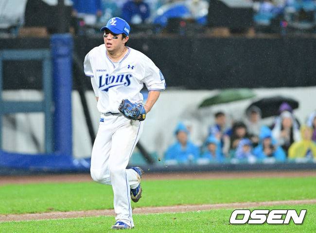 [OSEN=대구, 최규한 기자] 13일 대구 삼성라이온즈파크에서 ‘2025 신한 SOL뱅크 KBO리그’ 준플레이오프(5전 3선승제) 3차전 삼성 라이온즈와 SSG 랜더스의 경기가 열렸다.삼성은 원태인, 방문팀 SSG은 드류 앤더슨을 선발로 내세웠다.8회초 1사 주자없는 상황 SSG 에레디아의 땅볼 타구 때 타구를 처리하다 부상을 입은 삼성 3루수 김영웅이 얼굴을 찡그리고 있다. 2025.10.13 / dreamer@osen.co.kr
