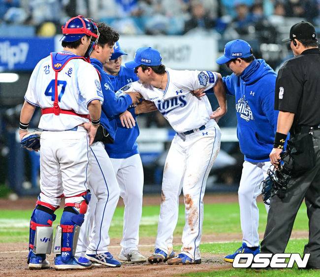 [OSEN=대구, 최규한 기자] 13일 대구 삼성라이온즈파크에서 ‘2025 신한 SOL뱅크 KBO리그’ 준플레이오프(5전 3선승제) 3차전 삼성 라이온즈와 SSG 랜더스의 경기가 열렸다.삼성은 원태인, 방문팀 SSG은 드류 앤더슨을 선발로 내세웠다.8회초 1사 주자없는 상황 SSG 에레디아의 땅볼 타구 때 타구를 처리하다 부상을 입은 삼성 3루수 김영웅이 코칭스태프의 부축을 받으며 그라운드를 빠져나가고 있다. 2025.10.13 / dreamer@osen.co.kr