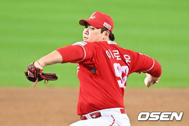 [OSEN=대구, 이석우 기자] 14일 대구 삼성라이온즈파크에서 2025 신한 SOL뱅크 KBO 준플레이오프 삼성 라이온즈와 SSG 랜더스의 4차전 경기가 열렸다. 홈팀 삼성은 후라도가, 방문팀 SSG는 김광현이 선발 투수로 출전했다.SSG 랜더스 이로운이 역투하고 있다. 2025.10.14 / foto0307@osen.co.kr