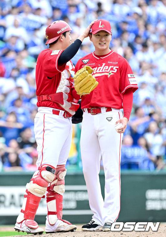 [OSEN=인천, 최규한 기자] 11일 인천 SSG랜더스필드에서 ‘2025 신한 SOL뱅크 KBO리그’ 준플레이오프(5전 3선승제) 2차전 SSG 랜더스와 삼성 라이온즈의 경기가 열렸다.SSG는 김건우, 삼성은 헤르손 가라비토를 선발 투수로 내세웠다.4회초 1사 1루 상황 SSG 선발 김건우가 강판을 앞두고 포수 조형우와 인사를 나누고 있다. 2025.10.11 / dreamer@osen.co.kr