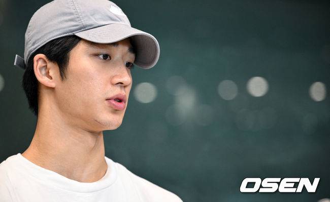 [OSEN=인천공항, 조은정 기자]한국 남자 농구 대표팀 이현중, 여준석, 박지훈이 2025 국제농구연맹(FIBA) 아시아컵을 마치고 16일 오후 인천공항을 통해 귀국했다.안준호 감독이 이끄는 한국 남자 농구 대표팀은 지난 14일 (한국시간) 사우디아라비아 제다의 킹 압둘라 스포츠 시티에서 열린 2025년 국제농구연맹(FIFA) 아시아컵 8강전에서&nbsp;중국에 71-79로 패하며 4강 진출에 실패했다.대표팀 여준석이 취재진과 인터뷰를 하고 있다. 2025.08.16 /cej@osen.co.kr