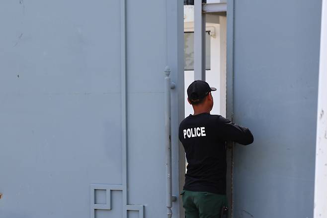 지난 16일(현지시간) 캄보디아 프놈펜 인근 범죄단지로 알려진 태자단지에서 현지 경찰이 단지 출입문으로 드나들고 있다. 프놈펜=연합뉴스