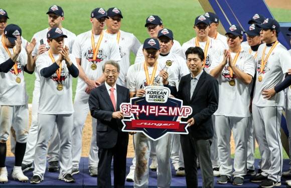 두산 베어스 소속이었던 오재일이 2019년 10월 26일 서울 고척스카이돔에서 열린 2019 프로야구 한국시리즈 4차전 키움 히어로즈와의 원정 경기에서 승리한 뒤 최우수선수(MVP)로 선정되고 있다. 연합뉴스